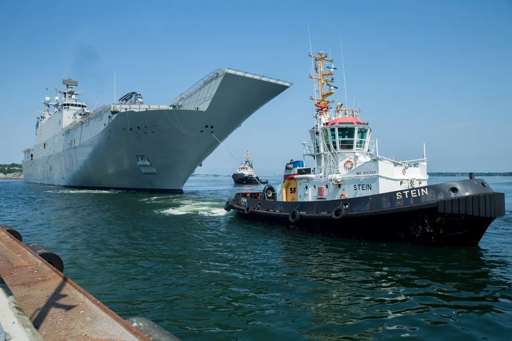 Le navire amphibie Juan Carlos I (L61) de la marine espagnole arrivant à Kiel en 2019